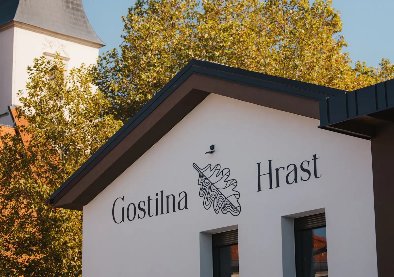 Gostilna Hrast beside the church in Apače